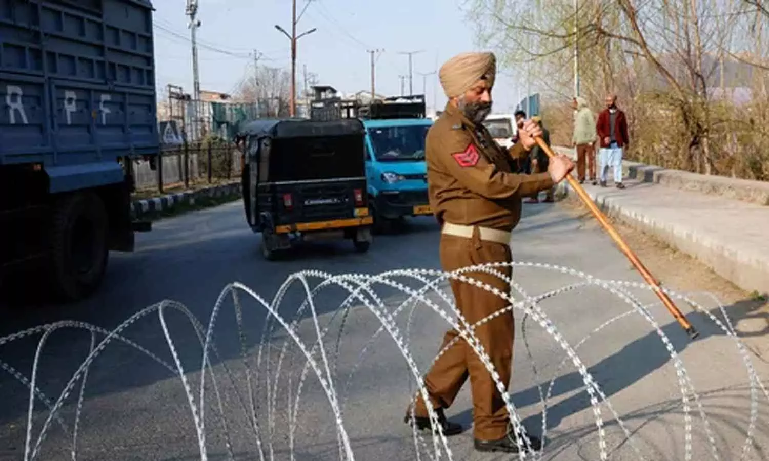 ഖാംനഇയുടെ വധത്തില് ജമ്മു കശ്മീരില് പ്രതിഷേധവും സംഘർഷവും; ഇന്റർനെറ്റിന്റെ വേഗത കുറച്ചു ഖാംനഇയുടെ വധത്തില് ജമ്മു കശ്മീരില് പ്രതിഷേധവും സംഘർഷവും; ഇന്റർനെറ്റിന്റെ വേഗത കുറച്ചു