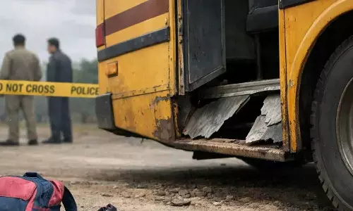 ഓടുന്ന സ്കൂള്‍ ബസിന്‍റെ ഫ്ലോർ തകര്‍ന്ന് റോഡിലേക്ക് വീണു; പിന്‍ചക്രം കയറി ആറുവയസുകാരിക്ക് ദാരുണാന്ത്യം