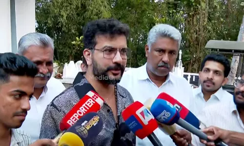 കോൺഗ്രസ് സ്ഥാനാർഥിയാകുമെന്ന അഭ്യൂഹങ്ങൾക്കിടെ ഉമ്മൻ ചാണ്ടിയുടെ കല്ലറ സന്ദർശിച്ച് രമേശ് പിഷാരടി