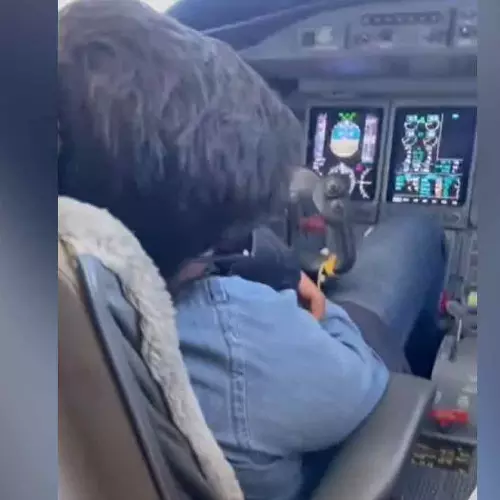 അജിത് പവാറിൻ്റെ മരണം: വിമാനക്കമ്പനി ഉടമ പൈലറ്റിൻ്റെ സീറ്റിലിരുന്ന് ഉറങ്ങുന്ന വീഡിയോ പുറത്തുവിട്ട് മകൻ ജയ് പവാർ