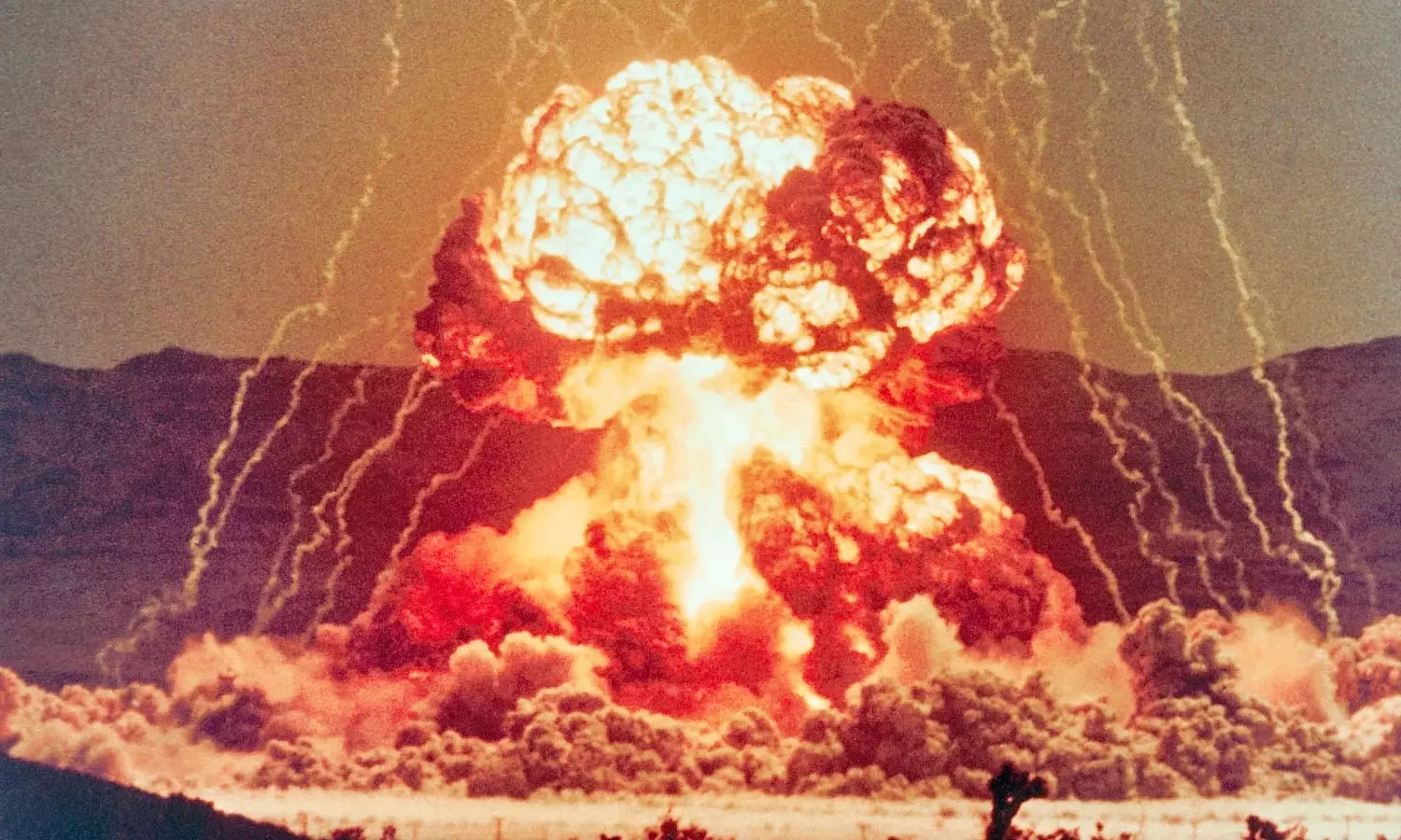 ലോകം അവസാനിച്ചാലും റഷ്യ തിരിച്ചടിക്കും; എന്താണ് ഭീതി പടർത്തുന്ന ‘ഡെഡ് ഹാൻഡ്’? ലോകം അവസാനിച്ചാലും റഷ്യ തിരിച്ചടിക്കും; എന്താണ് ഭീതി പടർത്തുന്ന ‘ഡെഡ് ഹാൻഡ്’?