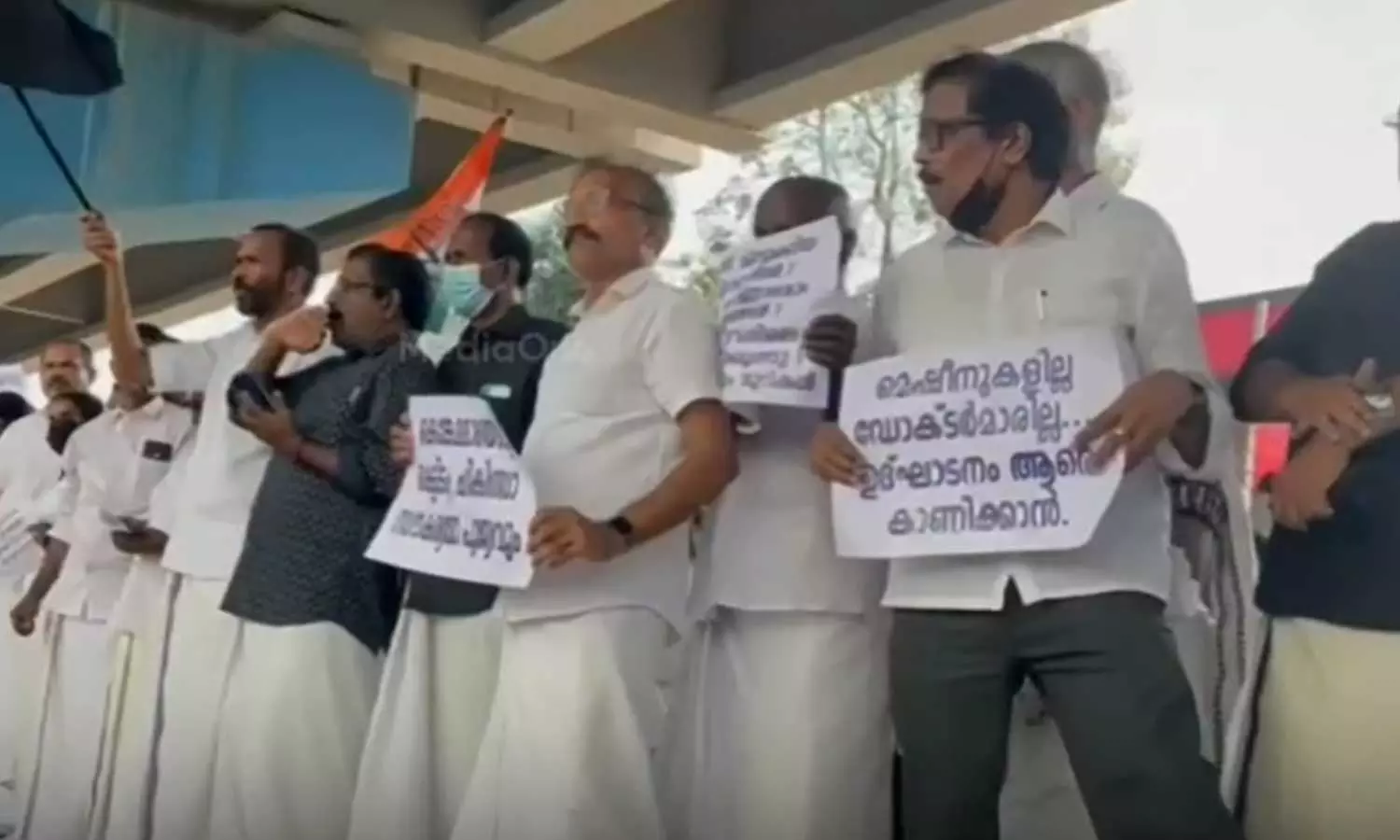 വീണാ ജോര്ജിനെതിരായ പ്രതിഷേധത്തിനിടെ കോൺഗ്രസ്- സിപിഎം സംഘർഷം; ബ്ലോക്ക് പഞ്ചായത്ത് പ്രസിഡന്റിന് മർദനം വീണാ ജോര്ജിനെതിരായ പ്രതിഷേധത്തിനിടെ കോൺഗ്രസ്- സിപിഎം സംഘർഷം; ബ്ലോക്ക് പഞ്ചായത്ത് പ്രസിഡന്റിന് മർദനം