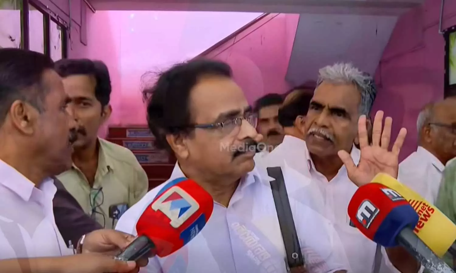 എ.കെ ശശീന്ദ്രനെ മാറ്റി മുക്കം മുഹമ്മദിനെ സ്ഥാനാർഥി ആക്കണം; എൻസിപി കോഴിക്കോട് ജില്ലാ കമ്മിറ്റി യോഗത്തിൽ തർക്കം