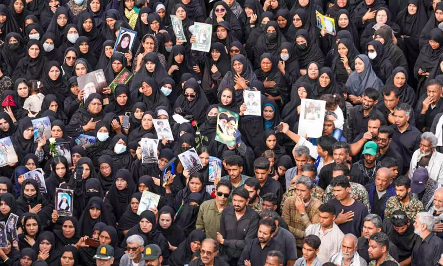 ഇറാനിലെ സ്കൂളിൽ കൊല്ലപ്പെട്ട വിദ്യാർഥിനികൾക്ക് യാത്രയയപ്പ് നൽകാൻ തടിച്ചൂകൂടിയത് വൻ ജനാവലി: ഒരുങ്ങിയത് 160ലേറെ ഖബറുകൾ ഇറാനിലെ സ്കൂളിൽ കൊല്ലപ്പെട്ട വിദ്യാർഥിനികൾക്ക് യാത്രയയപ്പ് നൽകാൻ തടിച്ചൂകൂടിയത് വൻ ജനാവലി: ഒരുങ്ങിയത് 160ലേറെ ഖബറുകൾ