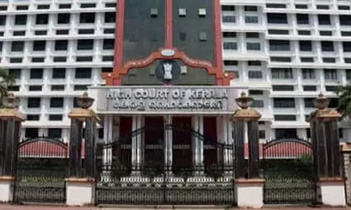 ഹൈക്കോടതിയിൽ ബോംബ് ഭീഷണി; പരിശോധന തുടരുന്നു