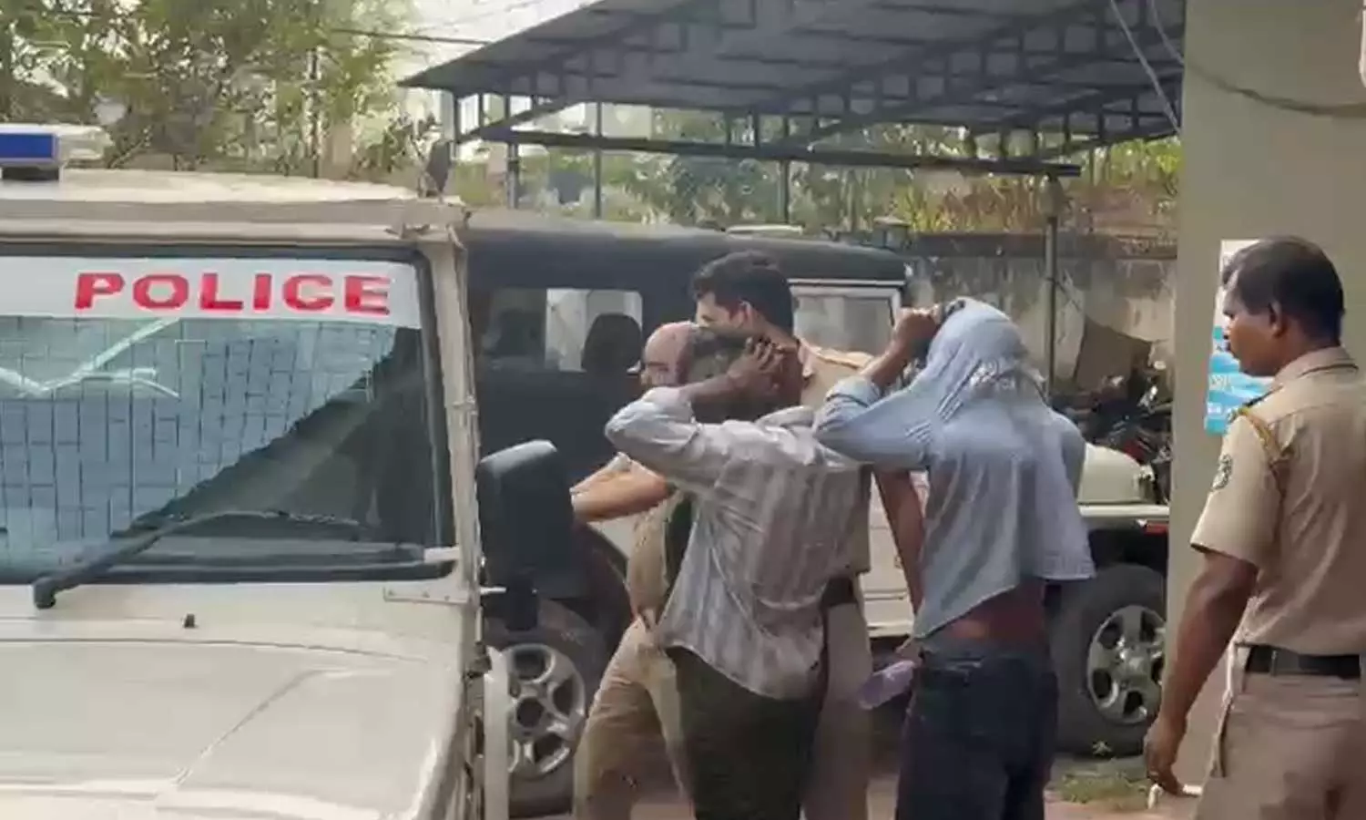 മലപ്പുറത്ത് നിർമ്മാണം നടക്കുന്ന 22 ഓളം കെട്ടിടങ്ങളിൽ നിന്ന് ഇലക്ട്രിക് വയറുകള് മോഷ്ടിച്ചു; രണ്ടുപേർ പിടിയിൽ മലപ്പുറത്ത് നിർമ്മാണം നടക്കുന്ന 22 ഓളം കെട്ടിടങ്ങളിൽ നിന്ന് ഇലക്ട്രിക് വയറുകള് മോഷ്ടിച്ചു; രണ്ടുപേർ പിടിയിൽ