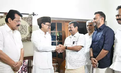 പാണക്കാട്ട് എത്തി മുസ്‌ലിം ലീഗ് നേതാക്കളെ കണ്ട് എ. സുരേഷ്