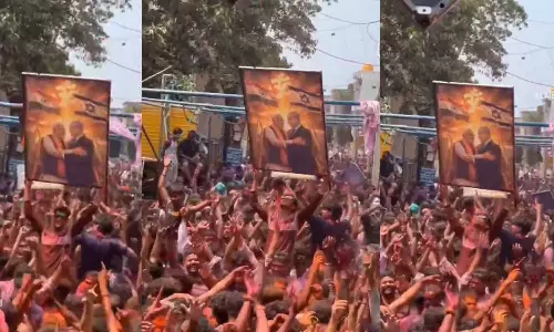 മോദിയുടെയും നെതന്യാഹുവിൻ്റെയും ചിത്രമേന്തി ഹോളി ആഘോഷം; ഒപ്പം ഇന്ത്യയുടെയും ഇസ്രായേലിൻ്റെയും പതാകയും