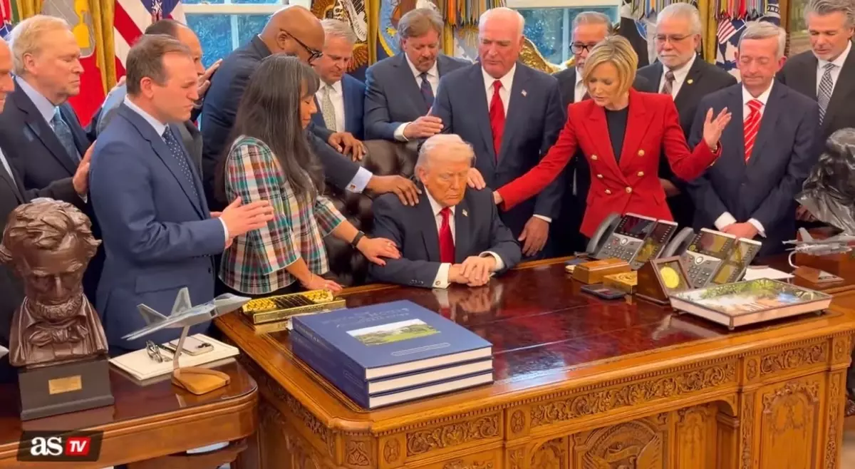 യുദ്ധത്തിനിടെ  ട്രംപിന് വേണ്ടി പ്രാര്‍ഥിക്കാൻ ഓവൽ ഓഫീസിൽ ഒത്തുകൂടി ക്രിസ്ത്യൻ പാസ്റ്റര്‍മാര്‍