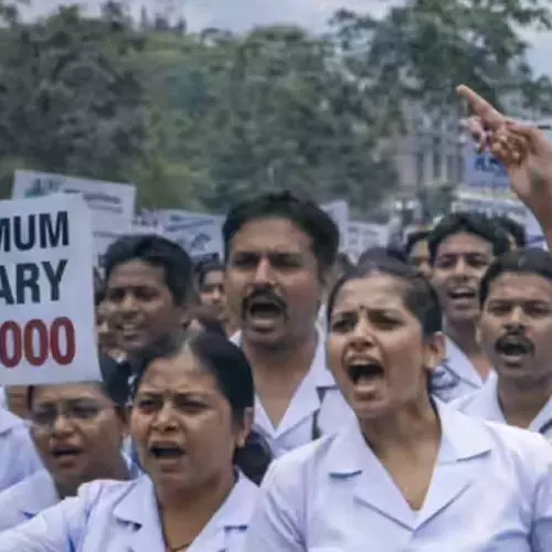 സ്വകാര്യ ആശുപത്രികളിലെ നഴ്‌സുമാരുടെ അടിസ്ഥാന ശമ്പളം 28,000 രൂപ ആക്കാൻ സർക്കാർ തീരുമാനം