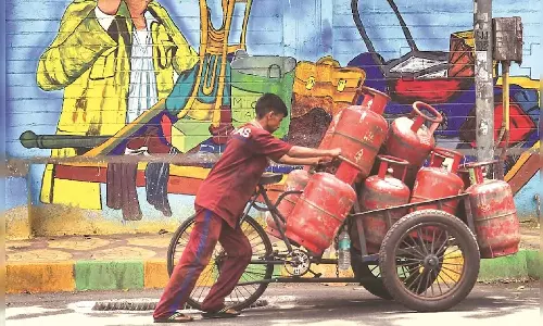 പാചകവാതക വില കൂട്ടി കേന്ദ്രം; ഗാര്‍ഹിക സിലിണ്ടറിന് വര്‍ധിപ്പിച്ചത് 60 രൂപ