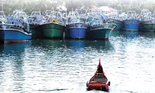 കൊല്ലത്ത് മത്സ്യബന്ധന ബോട്ട് കപ്പലുമായി കൂട്ടിയിടിച്ച് അപകടം; രണ്ട് പേരെ കാണാതായി