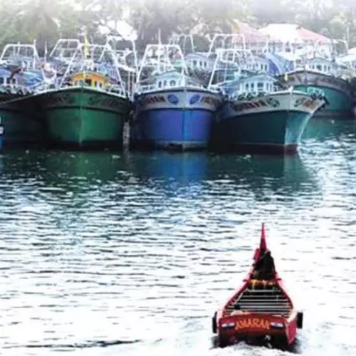 കൊല്ലത്ത് മത്സ്യബന്ധന ബോട്ട് കപ്പലുമായി കൂട്ടിയിടിച്ച് അപകടം; രണ്ട് പേരെ കാണാതായി