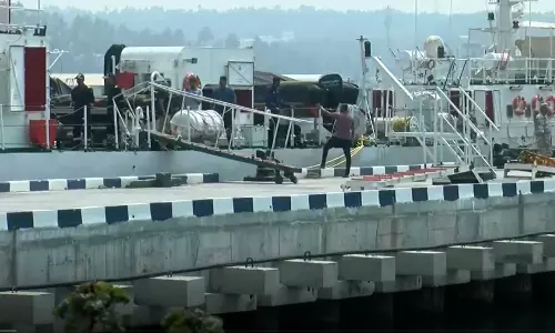 കപ്പലുമായി കൂട്ടിയിടിച്ച് മത്സ്യബന്ധന ബോട്ട് മുങ്ങിയ സംഭവം; ഒൻപത് മത്സ്യത്തൊഴിലാളികളെ തുറമുഖത്തെത്തിച്ചു