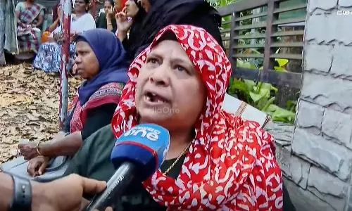 ഇവിടെ കുറേ പാർട്ടി ​ഗുണ്ടകളുണ്ട്, എല്ലാം അവരുടെ ആളുകൾക്കാ കൊടുക്കുന്നത്... ഞങ്ങളെ ആട്ടിയോടിക്കുകയാ;  വായ്പ എഴുതിത്തള്ളാത്തതിൽ  മുണ്ടക്കൈ -ചൂരൽമല നിവാസികളുടെ പ്രതിഷേധം