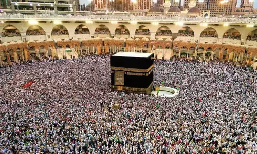 Hundreds of thousands of people attend Taraweeh and Tahajjud prayers at the Haram