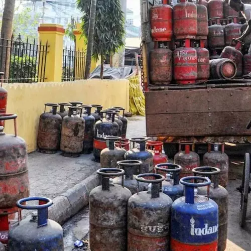 രാജ്യത്ത് എൽപിജി സിലിണ്ടർ ക്ഷാമം രൂക്ഷം; ഹോട്ടലുകൾ അടച്ചു പൂട്ടൽ ഭീഷണിയിൽ