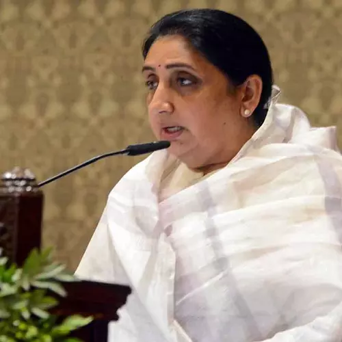 നേരത്തെ ഓഫീസിലെത്തിയാൽ നേരത്തെ മടങ്ങാം; വനിത ജീവനക്കാർക്ക് വേണ്ടി പുതിയ പ്രഖ്യാപനം നടത്തി സുനേത്ര പവാർ