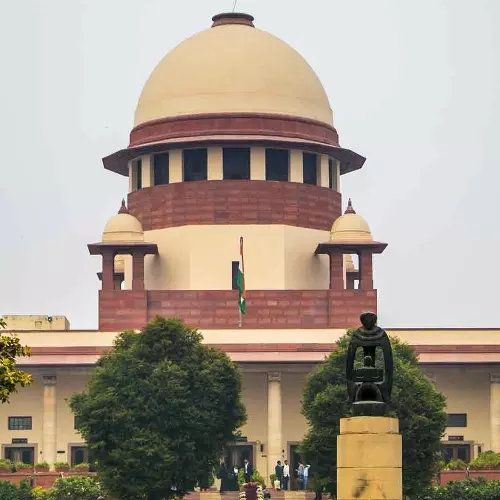 പരിശീലനത്തിനിടെ പരിക്കേറ്റ് പുറത്താക്കപ്പെടുന്ന കേഡറ്റുമാർക്കുള്ള ധനസഹായം; വടിയെടുത്ത് സുപ്രിംകോടതി; സെക്രട്ടറിമാരെ വിളിച്ചു വരുത്തും