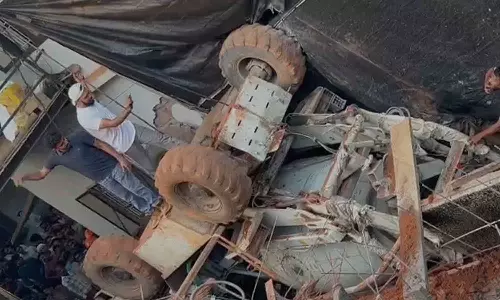 കോൺക്രീറ്റ് മിക്‌സർ മറിഞ്ഞുവീണു; രണ്ടു പേർ കുടിങ്ങിക്കിടക്കുന്നതായി സംശയം