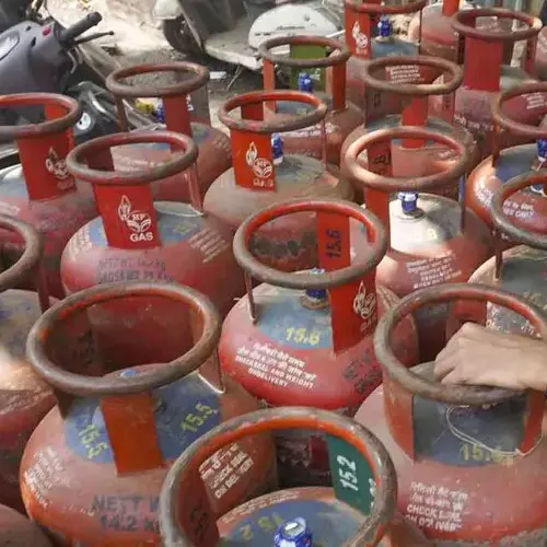 പാചക വാതക പ്രതിസന്ധി അതിരൂക്ഷം; വിതരണത്തിൽ 30% വരെ കുറവുണ്ടാകുമെന്ന് പെട്രോളിയം മന്ത്രാലയം