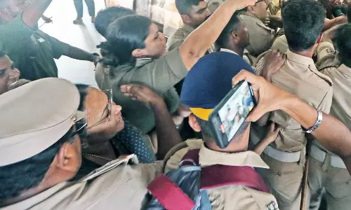 മന്ത്രി വീണാ ജോർജിനെതിരായ പ്രതിഷേധം: കെഎസ്‌യു പ്രവർത്തകർ ആയുധം ഉപയോഗിച്ചതിന് തെളിവില്ലെന്ന് കോടതി