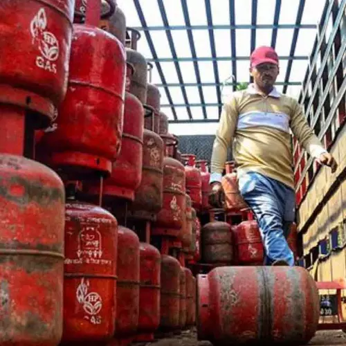 എല്‍പിജി ക്ഷാമം രൂക്ഷം; ഗ്രാമീണ മേഖലയില്‍ ബുക്കിങ് ഇടവേള 45 ദിവസമാക്കി