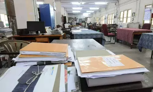 സര്‍ക്കാര്‍ ജീവനക്കാര്‍ക്ക് ശനിയാഴ്ചയും അവധി? പ്രവൃത്തിദിനം അഞ്ചാക്കി കുറയ്ക്കുന്നത് ഇന്നത്തെ മന്ത്രിസഭായോഗത്തില്‍ ചർച്ചയായേക്കും