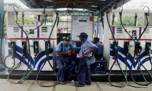 പെട്രോള്‍ പമ്പുകള്‍ക്ക് ഇരുട്ടടി; ഡീലര്‍മാരുടെ ക്രെഡിറ്റ് പരിധി വെട്ടിക്കുറച്ച് കമ്പനികള്‍, പമ്പുകളില്‍ ഇന്ധനലഭ്യത കുറയും