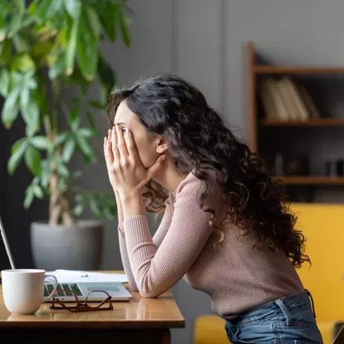 ഇഷ്ടമല്ലാഞ്ഞിട്ടും ജോലി തുടരുകയാണോ?; തൊഴിലിടത്തെ പുതിയ ട്രെന്‍ഡ്, ജോബ് ഹഗ്ഗിങ്ങിനെ കുറിച്ചറിയാം...