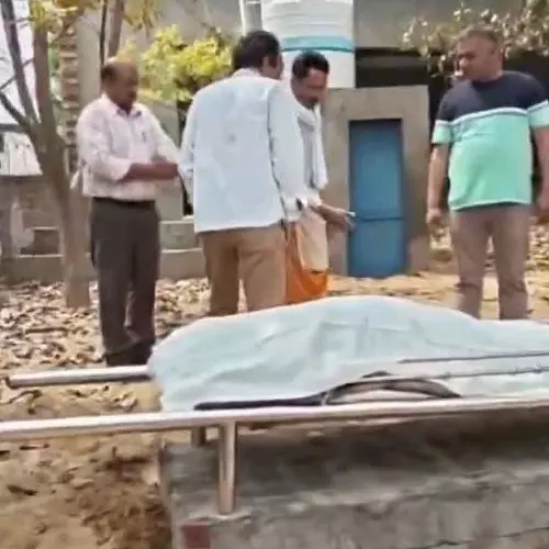 ഗ്യാസ് സിലിണ്ടറിനായുള്ള ക്യൂവിനിടെ കുഴഞ്ഞുവീണ് 66 കാരൻ മരിച്ചു