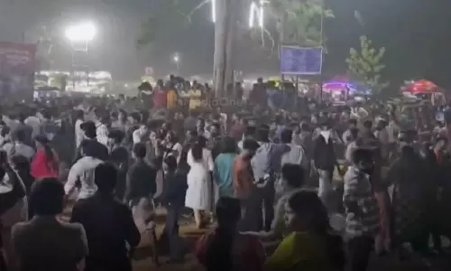 Accident during Palakkad Pooram fireworks; Four injured