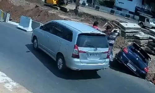 കയ്യില്‍ വടിവാളുകള്‍, ആരെയും വകവെക്കാതെ അക്രമി സംഘം; ഗുണ്ടാ നേതാവിനെ നടുറോഡിലിട്ട് വെട്ടിക്കൊന്നത് സിനിമാ സ്റ്റൈലിൽ