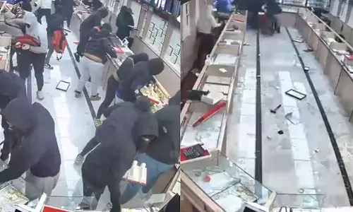 മുഖംമൂടി ധരിച്ചെത്തി കവർച്ചാ സംഘം; 70 സെക്കൻഡിനുള്ളിൽ മോഷ്ടിച്ചത് 18 കോടി രൂപയുടെ ആഭരണങ്ങൾ, കവർച്ച ഇങ്ങനെ, വീഡിയോ