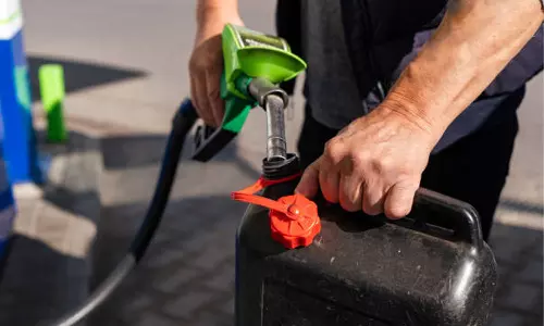 പെട്രോളും ഡീസലും വലിയ ക്യാനുകളിൽ വിൽക്കരുത്; ലംഘിച്ചാൽ കർശന നടപടിയെന്ന് കേന്ദ്രം പെട്രോളും ഡീസലും വലിയ ക്യാനുകളിൽ വിൽക്കരുത്; ലംഘിച്ചാൽ കർശന നടപടിയെന്ന് കേന്ദ്രം