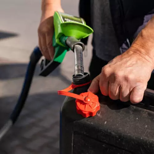 പെട്രോളും ഡീസലും വലിയ ക്യാനുകളിൽ വിൽക്കരുത്; ലംഘിച്ചാൽ കർശന നടപടിയെന്ന് കേന്ദ്രം