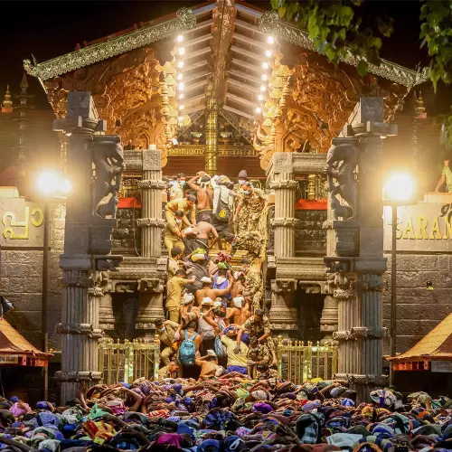 ശബരിമല യുവതീപ്രവേശനം: നിലപാട് വ്യക്തമാക്കാതെ സർക്കാർ; തീരുമാനമെടുക്കേണ്ടത് മതപണ്ഡിതരെന്ന് സത്യവാങ്മൂലം