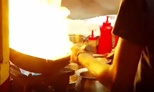 രണ്ട് ദിവസം കൂടി കഷ്ടിച്ച് കൊണ്ടുപോകാനുള്ള സിലിണ്ടറുകൾ മാത്രം ബാക്കി: കേരളത്തില്‍ കൂടുതൽ ഹോട്ടലുകൾ അടച്ചുപൂട്ടൽ ഭീഷണിയില്‍