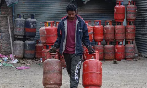 യുദ്ധഭീതി ഒഴിയാതെ പശ്ചിമേഷ്യ; ഇന്ത്യൻ സമ്പദ്വ്യവസ്ഥയെ എങ്ങനെയെല്ലാം ബാധിക്കും? യുദ്ധഭീതി ഒഴിയാതെ പശ്ചിമേഷ്യ; ഇന്ത്യൻ സമ്പദ്വ്യവസ്ഥയെ എങ്ങനെയെല്ലാം ബാധിക്കും?