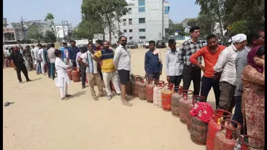 എൽപിജി ഉപഭോക്താക്കളുടെ ശ്രദ്ധക്ക്: ബയോമെട്രിക് കെവൈസി ഉടൻ പൂർത്തിയാക്കണമെന്ന് പെട്രോളിയം മന്ത്രാലയം എൽപിജി ഉപഭോക്താക്കളുടെ ശ്രദ്ധക്ക്: ബയോമെട്രിക് കെവൈസി ഉടൻ പൂർത്തിയാക്കണമെന്ന് പെട്രോളിയം മന്ത്രാലയം