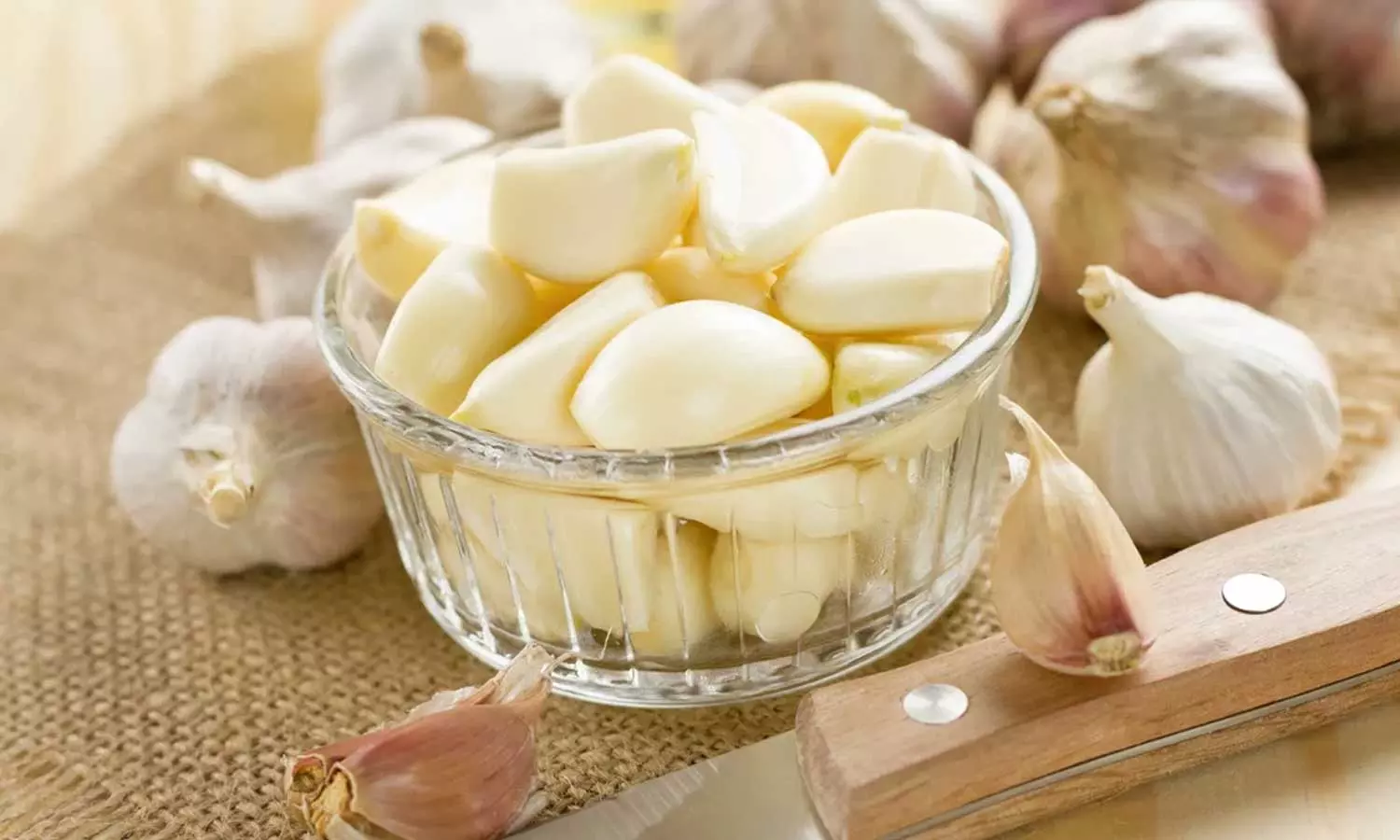 ദിവസവും വെറും വയറ്റിൽ വെളുത്തുള്ളി കഴിക്കുന്നത് ഗുണകരമോ? അറിയാം ദിവസവും വെറും വയറ്റിൽ വെളുത്തുള്ളി കഴിക്കുന്നത് ഗുണകരമോ? അറിയാം