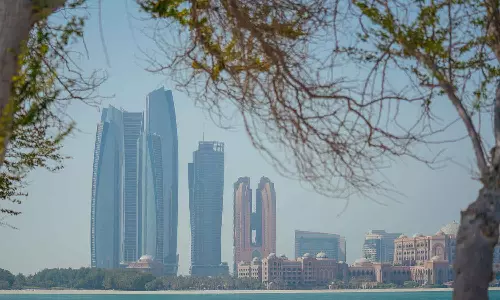 അബൂദബിയിൽ വാഹനത്തിന് മുകളിൽ മിസൈൽ പതിച്ച് ഒരാൾ മരിച്ചു