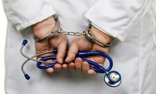 പത്താം ക്ലാസില്‍ തോറ്റു,ജോലി ഉന്നതബിരുദമുള്ള ഡോക്ടര്‍; രോഗികളെ പരിശോധിച്ചുകൊണ്ടിരിക്കെ വ്യാജ ഡോക്ടര്‍ പിടിയില്‍