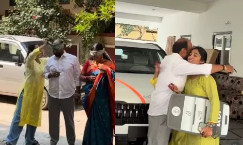 പണംകൊണ്ട് അളക്കാനാവാത്ത സന്തോഷം; പെണ്‍മക്കളുടെ സര്‍പ്രൈസ് സമ്മാനം കണ്ട് കണ്ണുനിറഞ്ഞ് മാതാപിതാക്കള്‍