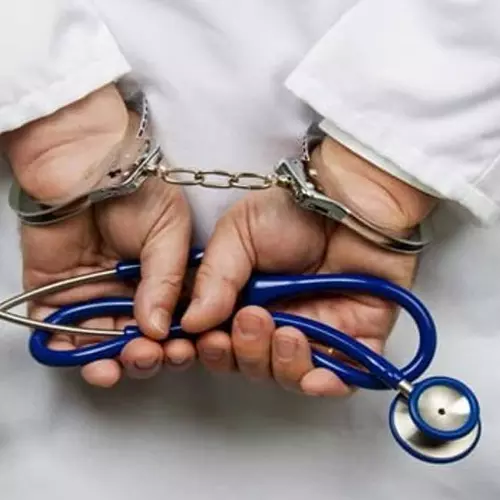 പത്താം ക്ലാസില്‍ തോറ്റു,ജോലി ഉന്നതബിരുദമുള്ള ഡോക്ടര്‍; രോഗികളെ പരിശോധിച്ചുകൊണ്ടിരിക്കെ വ്യാജ ഡോക്ടര്‍ പിടിയില്‍