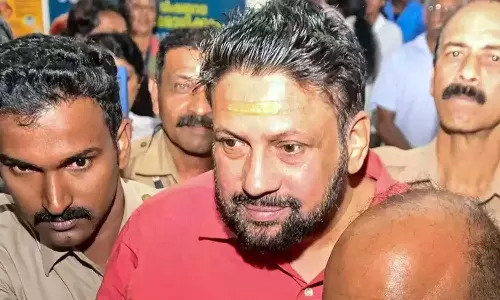 ശബരിമല സ്വര്‍ണക്കൊള്ള; തന്ത്രിക്ക് തിരിച്ചടി, കേസില്‍ പങ്കില്ലെന്ന വിചാരണക്കോടതി പരാമര്‍ശം റദ്ദാക്കി ഹൈക്കോടതി