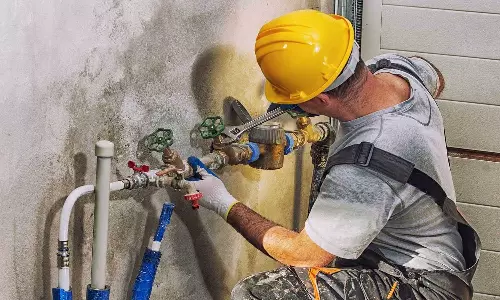 ഒരു പ്ലംബർറുടെ വരുമാനം 18 ലക്ഷം രൂപ, ഞെട്ടലോടെ യുവാവ്; ജോലി രാജി വയ്ക്കുന്നതായി കമൻ്റ്, പോസ്റ്റ് വൈറൽ