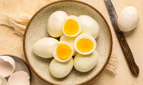 മുട്ട പുഴുങ്ങുന്നത് ഇങ്ങനെയാണോ? എങ്കിൽ ​ഗുണത്തേക്കാളേറെ ദോഷമാകും ഫലം