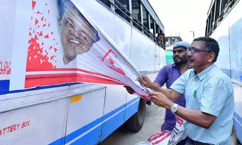 തെരഞ്ഞെടുപ്പ് പെരുമാറ്റചട്ടം: കെഎസ്ആർടിസി ബസുകളിൽ നിന്ന് സർക്കാർ പരസ്യങ്ങൾ നീക്കം ചെയ്തു തുടങ്ങി; ചെലവ് ഒന്നരക്കോടി