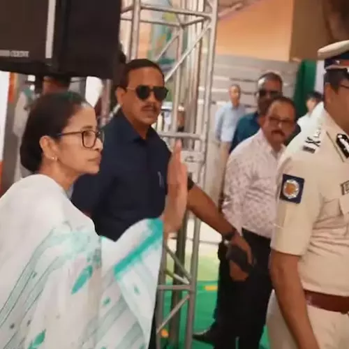 തെരഞ്ഞെടുപ്പ്  പ്രഖ്യാപിച്ചതിന് പിന്നാലെ പശ്ചിമ ബംഗാളി​ലെ ഉന്നത ഉദ്യോഗസ്ഥ പദവികളിൽ അഴിച്ചുപണിയുമായി തെരഞ്ഞെടുപ്പ് കമീഷൻ